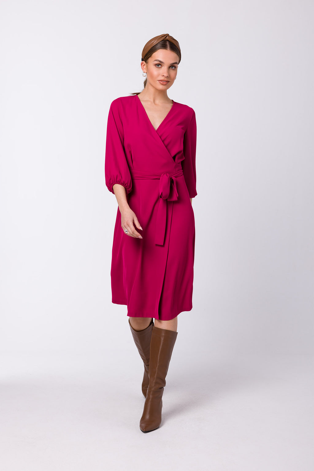 Sukienka elegancka kopertowa z bufiastymi rękawami śliwkowa