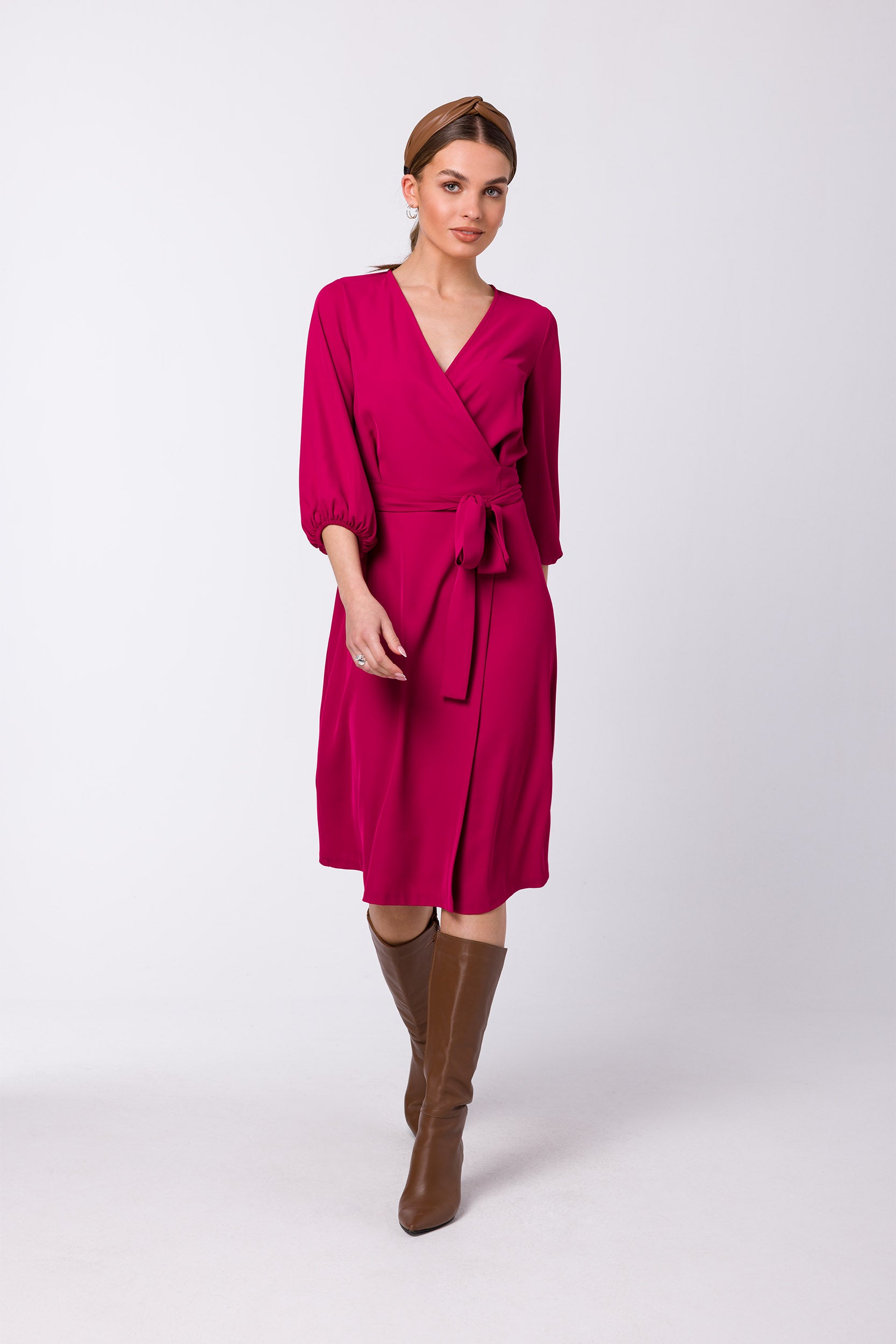 Sukienka elegancka kopertowa z bufiastymi rękawami śliwkowa