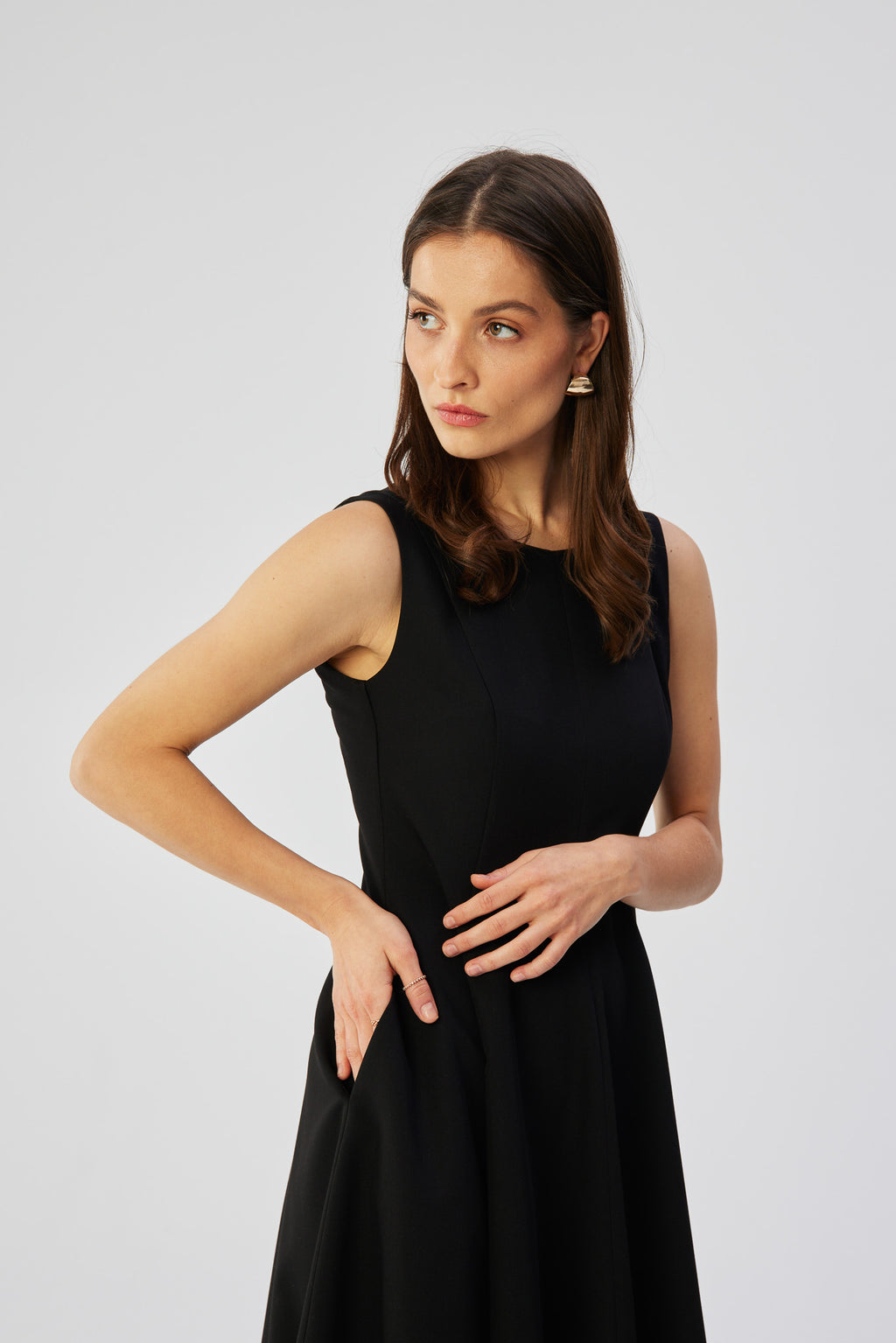 Elegancka rozkloszowana sukienka koktajlowa czarna