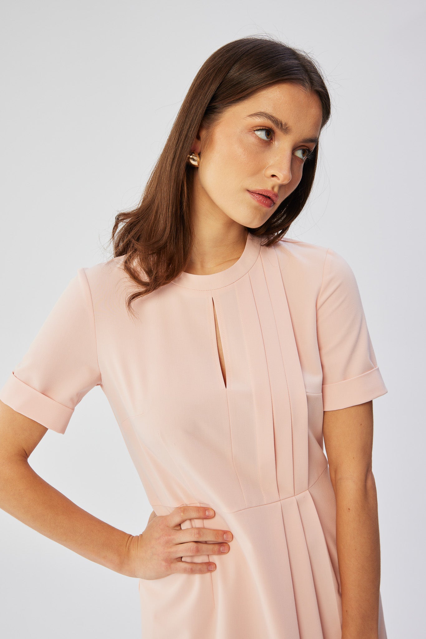 Elegancka sukienka midi z ozdobnymi zakładkami różowa