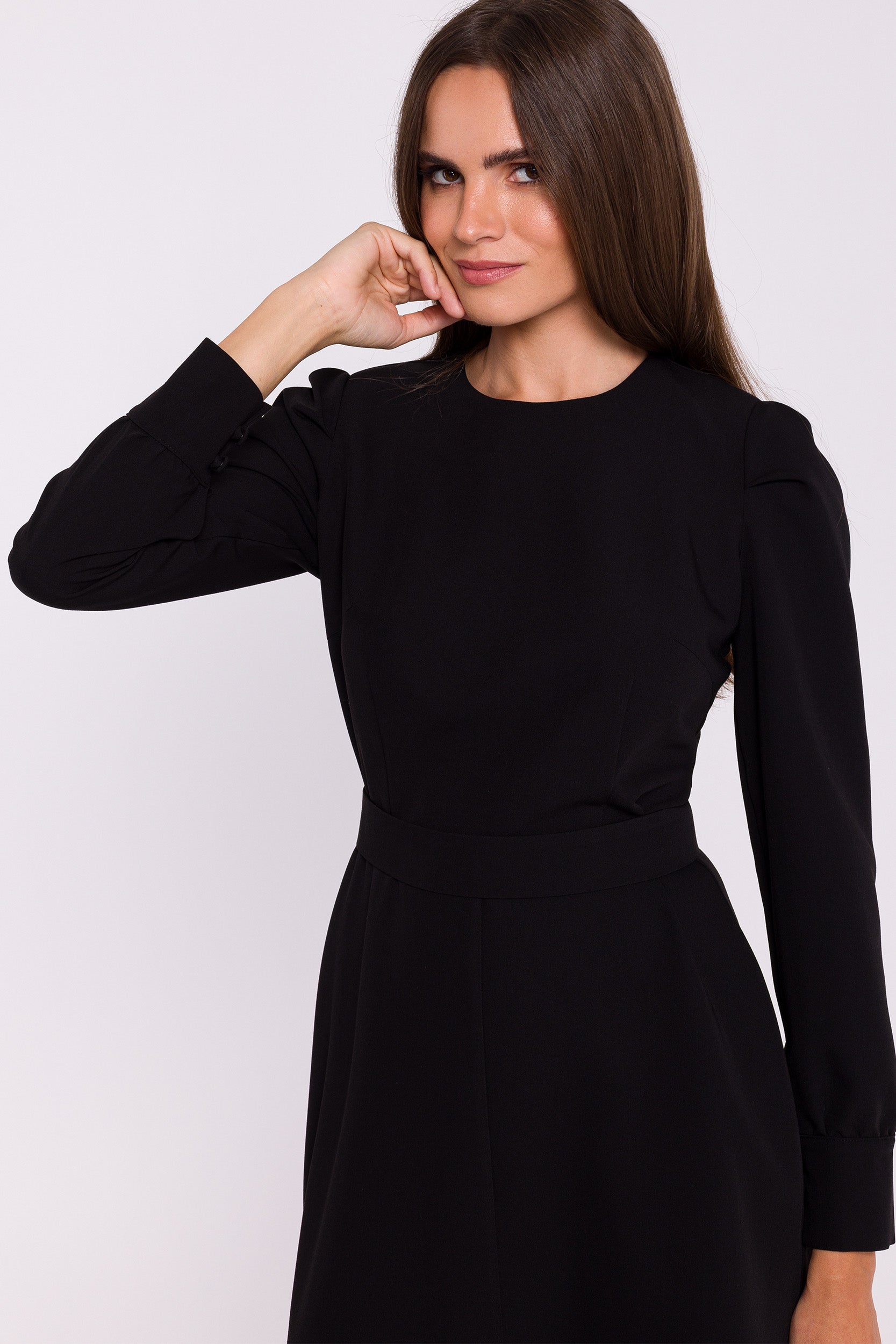 Elegancka sukienka rozkloszowana z paskiem czarna