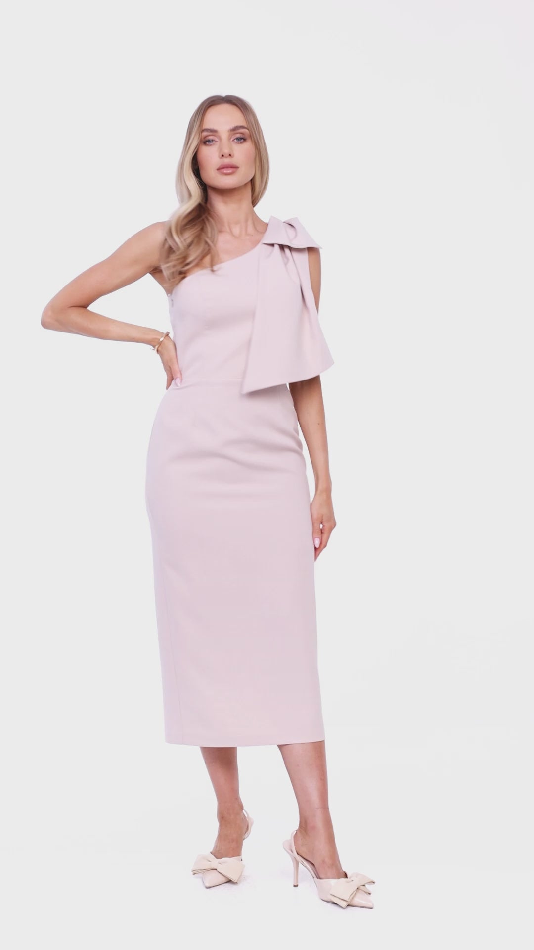 Elegancka sukienka ołówkowa na jedno ramię z kokardą j. beż